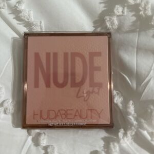 HUDA BEAUTY Nude Light Palette